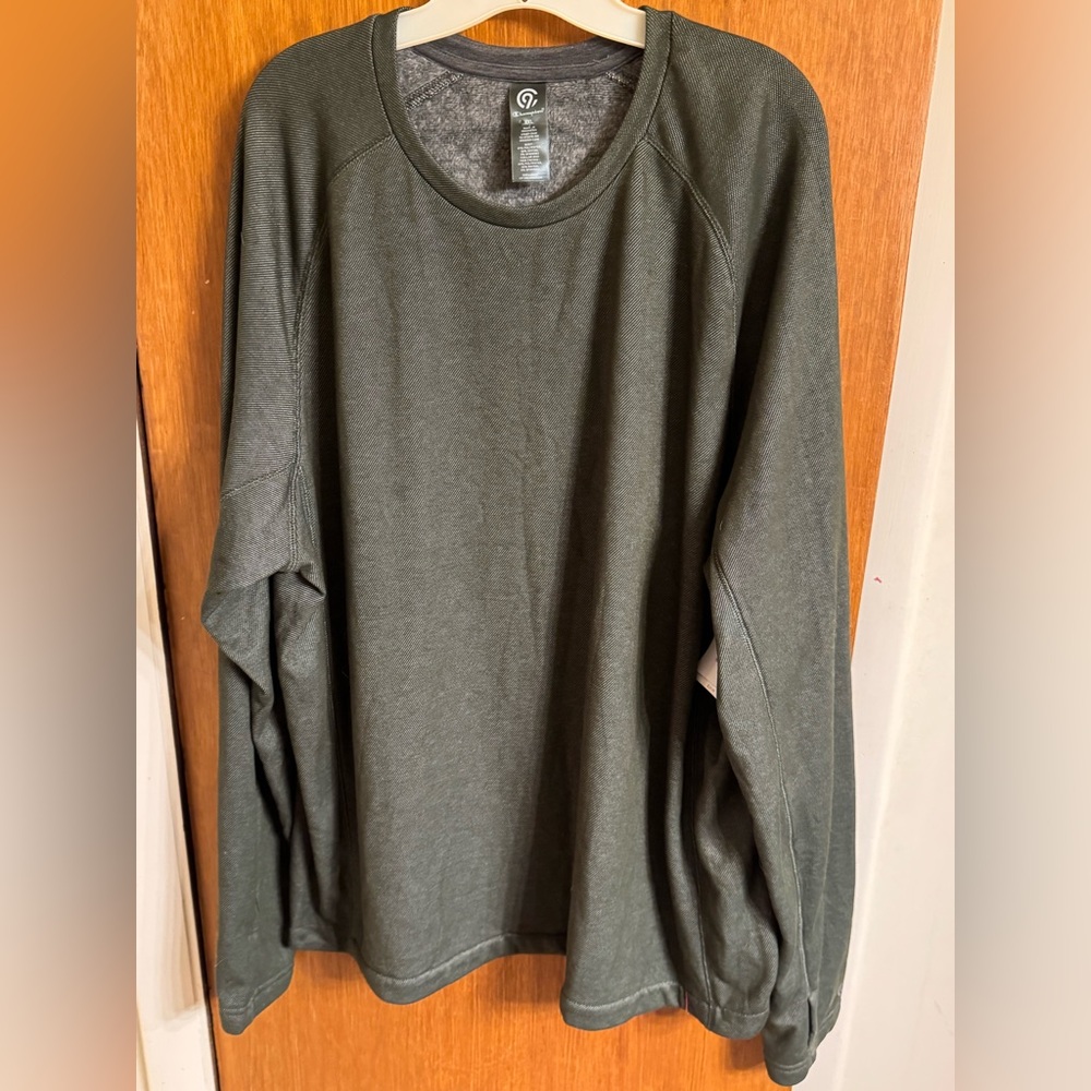 New with tags men’s size XXL Champion pullover with fleece lining.